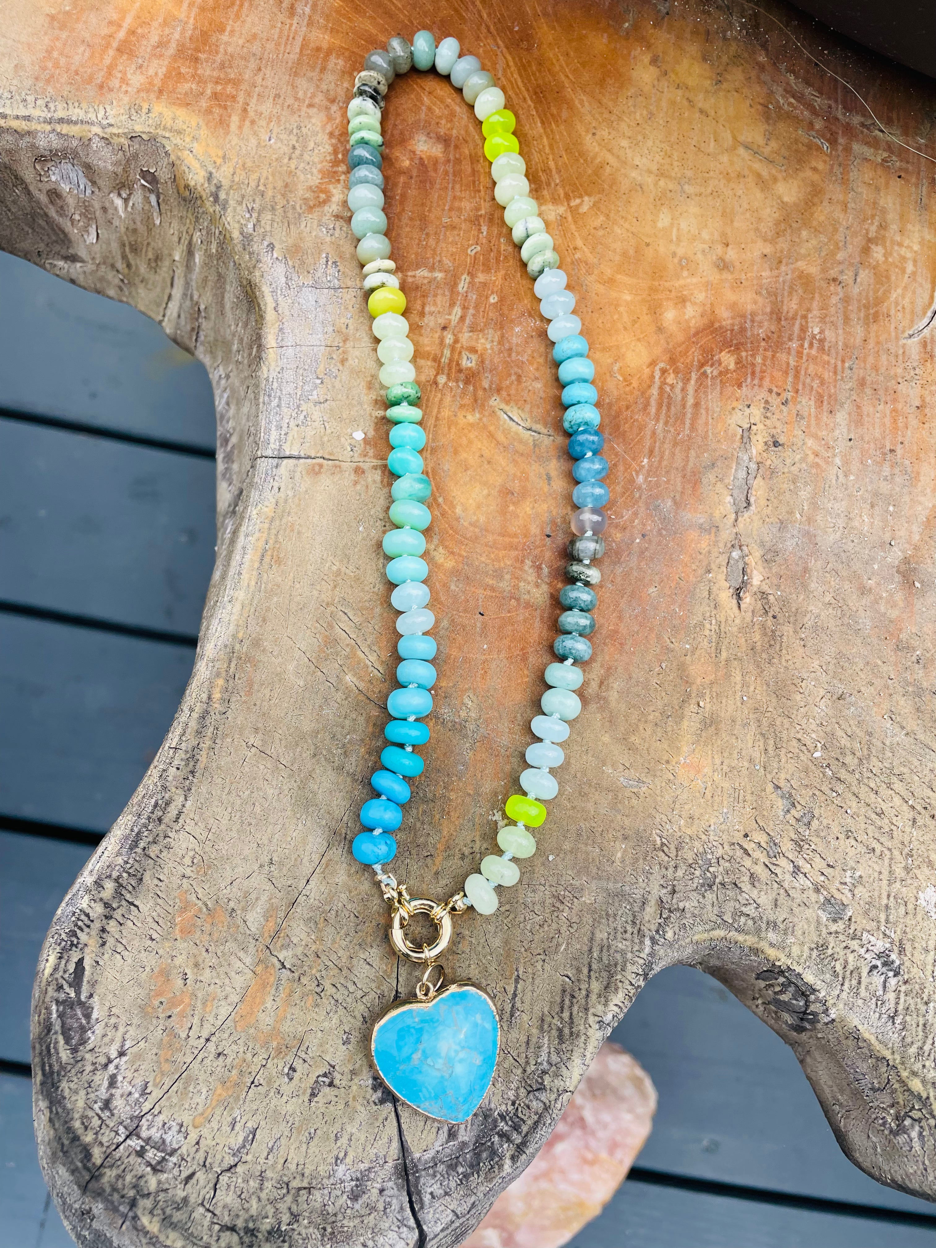 Crest line gemstone necklace